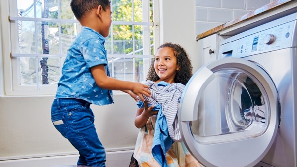 twee kinderen doen samen de was